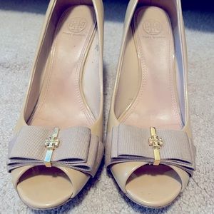Tory Burch Patent Wedge Size 8.5 in Nude